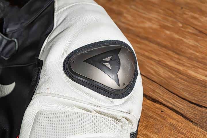 随着对手采用找对位“点名”机会的策略热火后场防守再遇难题(图1)