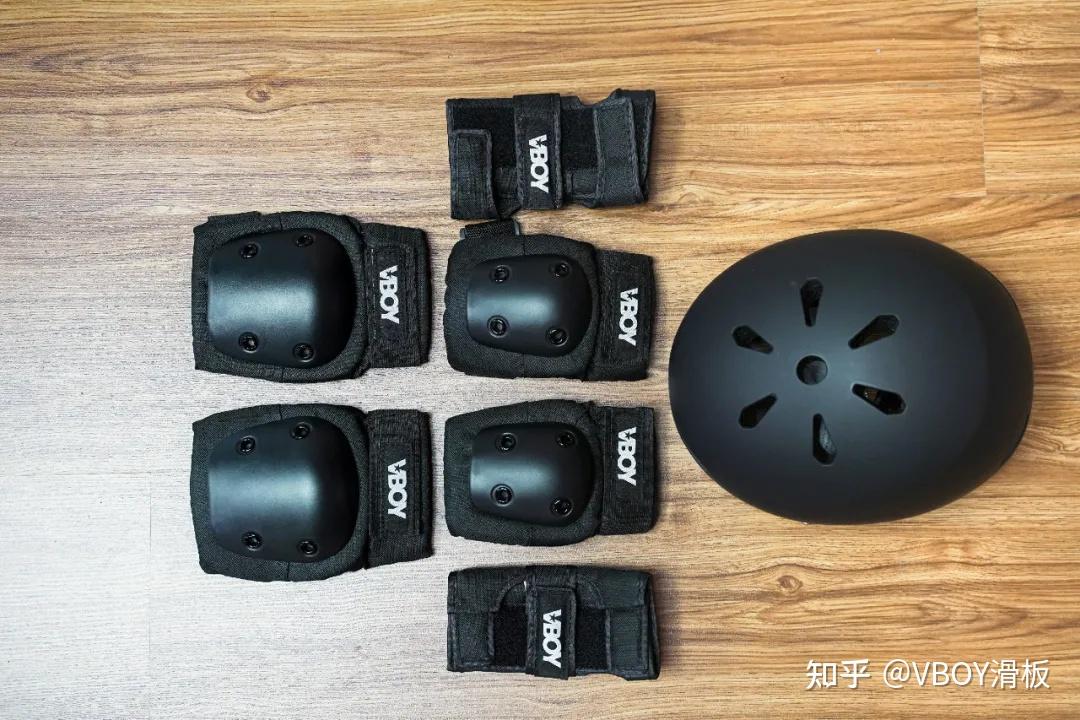 吓人慎入！文威遭伊森撞飞重伤离场腿明显反弯90度被抬出场！(图1)