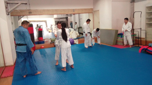 50岁老头展示史上最飘逸格斗步法：“李式蝴蝶步”！动作要领：后脚跟离地前脚掌着地弹簧式跳动(图1)