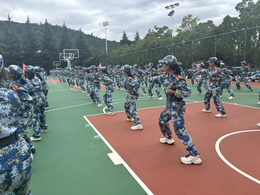 军体拳的预备姿势时握拳拳眼向内上右拳置于小腹前约()厘米。(图1)